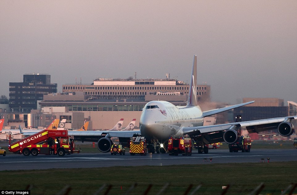 2451455900000578-2890093-Back_on_the_ground_This_is_the_Virgin_Atlantic_jet_during_its_ri-a-21_1419876808270.jpg